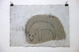 ein gezeichnetes Lamm in einem schlammfarbenen Fleck der auf einem helleren Hintergrund steht. Darauf sind Bleistiftspuren zu sehen und das geschriebene wort Tier