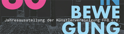 Im Hintergrund des Bildauschnitts sieht man einen Negativausschnitt eines Raumes der Kulturwerkstatt. Im Vordergrund sieht man angeschnitten eine pinkfarbene 30 und die Begriffe in Bewegung in Blautönen.