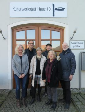 Vorstand des Fördervereins HAUS 10 e. V. Vordere Reihe v. l.: Ulrike Quinten, 1. Vorsitzende, Christiane Neuberger, Schriftführerin, Hilde Seyboth, 2. Vorsitzende, Jens Streifeneder, Beirat. Hintere Reihe v. l.: Dr Motyka, Schatzmeister, Klaus Walter, Beirat.