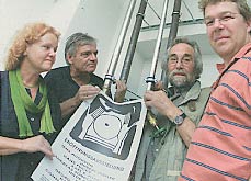 Die Gründungsmitglieder von HAUS 10 mit dem Plakat der Eröffnungsausstellung: Hilde Seyboth, Adnreas Sobeck, Alto Fertl und Erik Jäger. Foto: Johannes Simon